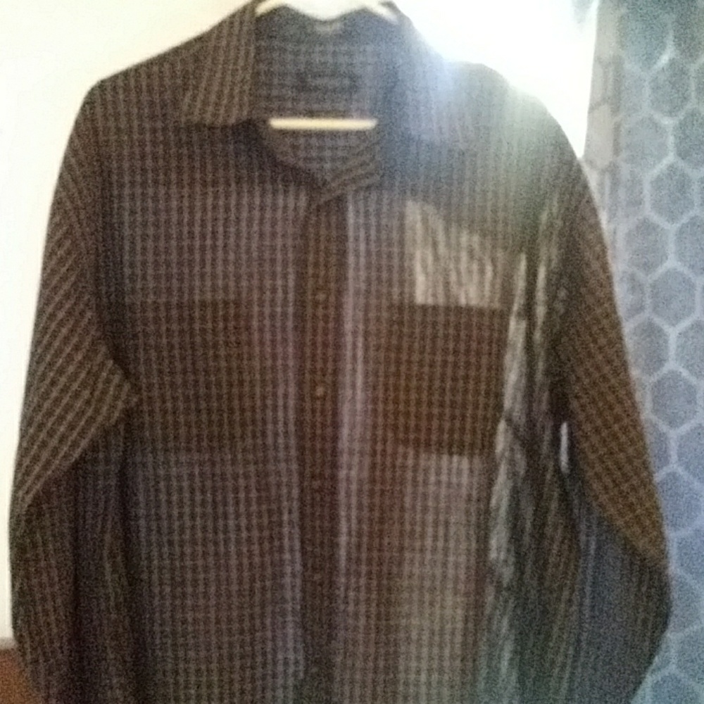 VAN HEUSEN WRINKLE FREE NEW BUTTON UP SHIRT.